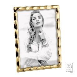 Portafoto Mascagni Casa 13×18 in metallo oro lucido effetto ondulato. Cornice elegante e luminosa per casa e ufficio. Design raffinato e moderno.