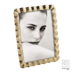 Portafoto Mascagni Casa 13×18 in metallo oro ondulato. Elegante cornice decorativa per casa e ufficio. Design moderno e luminoso.