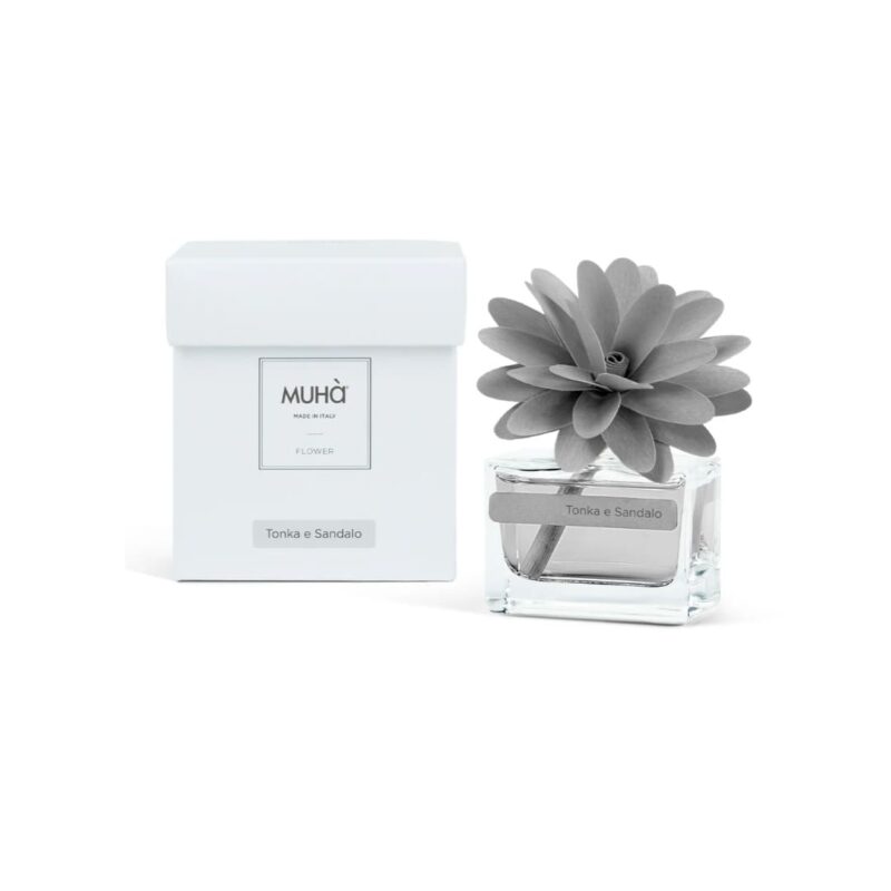 Diffusore Camelia MUHÀ 30 ml Tonka e Sandalo: fiore in legno, profumazione calda e avvolgente, perfetto per piccoli ambienti.