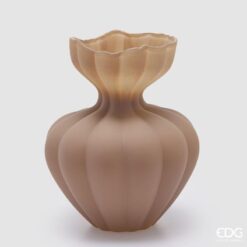 Vaso in vetro opaco marrone EDG 26×32 cm dal design scultoreo. Elegante, moderno e perfetto come oggetto decorativo.