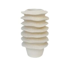 Vaso in resina crema 29×47 cm con onde stratificate. Design moderno e materico, perfetto come scultura decorativa.