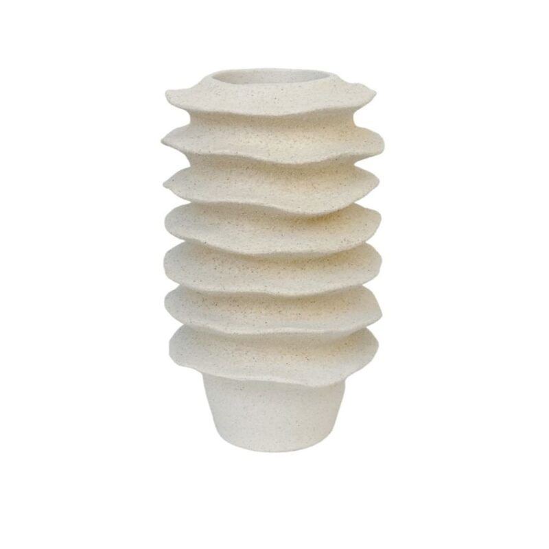 Vaso in resina crema 29×47 cm con onde stratificate. Design moderno e materico, perfetto come scultura decorativa.