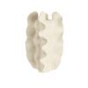 Vaso scultoreo in resina crema 26×50 cm. Design moderno, finitura materica e linee ondulate per arredare con eleganza.