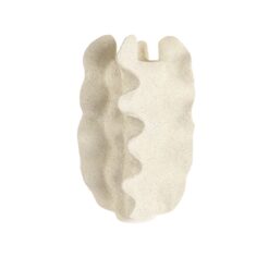 Vaso scultoreo in resina crema 26×50 cm. Design moderno, finitura materica e linee ondulate per arredare con eleganza.