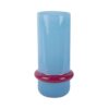 Vaso in vetro azzurro con anello viola Present Time: elegante. Soffiato, robusto e versatile; valorizza fiori e ambienti. Ordina ora per rinnovare lo spazio