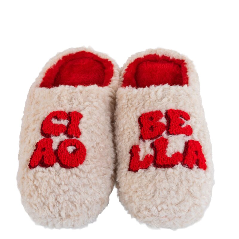 Pantofole morbide WD Lifestyle in effetto teddy panna con ricamo "Ciao Bella" rosso. Calde, simpatiche e avvolgenti. Acquista su Savino Arte e Design!