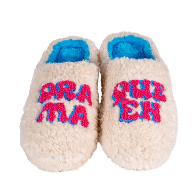 Pantofole morbide WD Lifestyle in effetto teddy panna con ricamo "Drama Queen". Calde, ironiche e avvolgenti. Acquista su Savino Arte e Design!