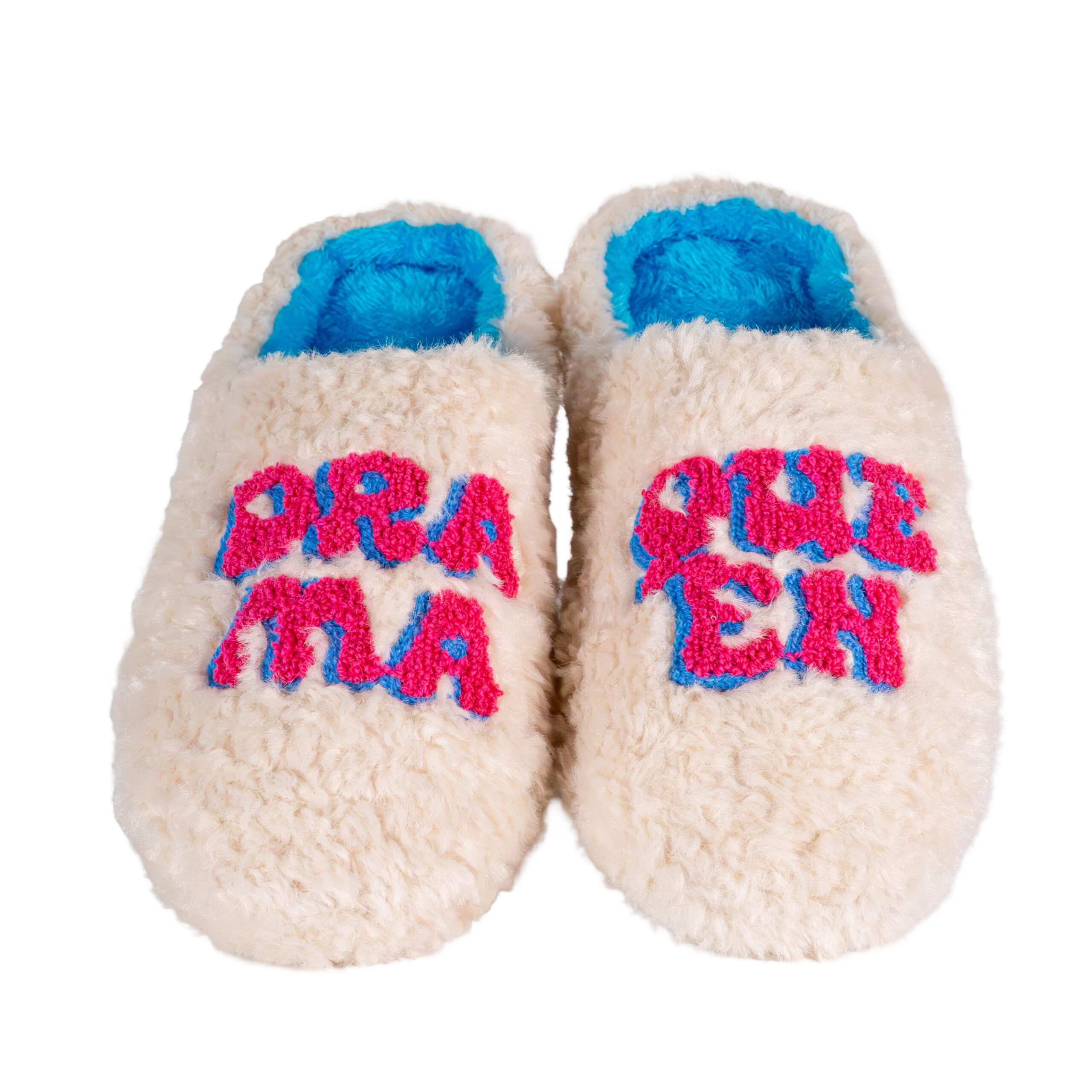 Pantofole morbide WD Lifestyle in effetto teddy panna con ricamo "Drama Queen". Calde, ironiche e avvolgenti. Acquista su Savino Arte e Design!