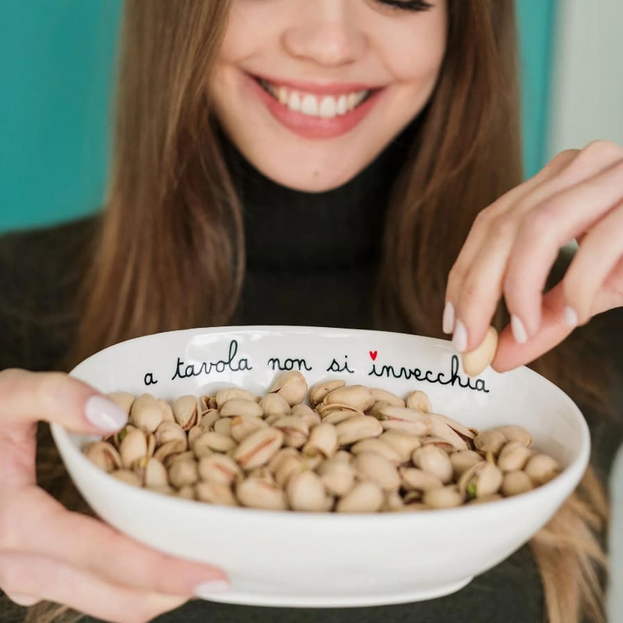 Ciotola Simple Day in gres "A tavola non si invecchia". Perfetta per aperitivi, snack e contorni. Acquista su Savino Arte e Design!