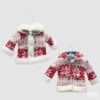 Pallina cappotto di Natale EDG altezza 17 cm in maglia jacquard con pelliccia e campanelli. Originale addobbo per l'albero.