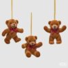 Pallina di Natale orsetto EDG altezza 9,5 cm con fiocco scozzese. Tenero addobbo floccato per l'albero. Acquista su Savino Arte e Design!