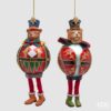 Pallina di Natale a forma di gatto soldatino EDG diametro 10 cm con dettagli dipinti e gambe pendenti. Esclusivo addobbo per l'albero. Acquista su Savino Arte e Design!