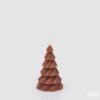Candela ad albero di Natale marrone EDG 12 cm. Cera lavorata a spirale per un'atmosfera calda e speziata. Acquista online su Savino Arte e Design!