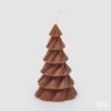 Candela ad albero di Natale marrone EDG 18 cm. Cera lavorata a spirale per un'atmosfera calda e speziata. Acquista online su Savino Arte e Design!