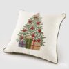 Cuscino Albero e Regali EDG 45x45 cm. Complemento d'arredo natalizio quadrato ricamato con palline rosse, pacchi dono e cordoncino verde. Savino Arte e Design!