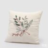 Cuscino Joyful Agrifoglio EDG 45x45 cm. Tessile natalizio quadrato ricamato con rami botanici, bacche e scritta Joyful in corsivo. Savino Arte e Design!