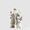 Babbo Natale decorativo EDG altezza 46 cm nei toni del bianco e argento con orsetto e sacco di doni. Acquista su Savino Arte e Design!