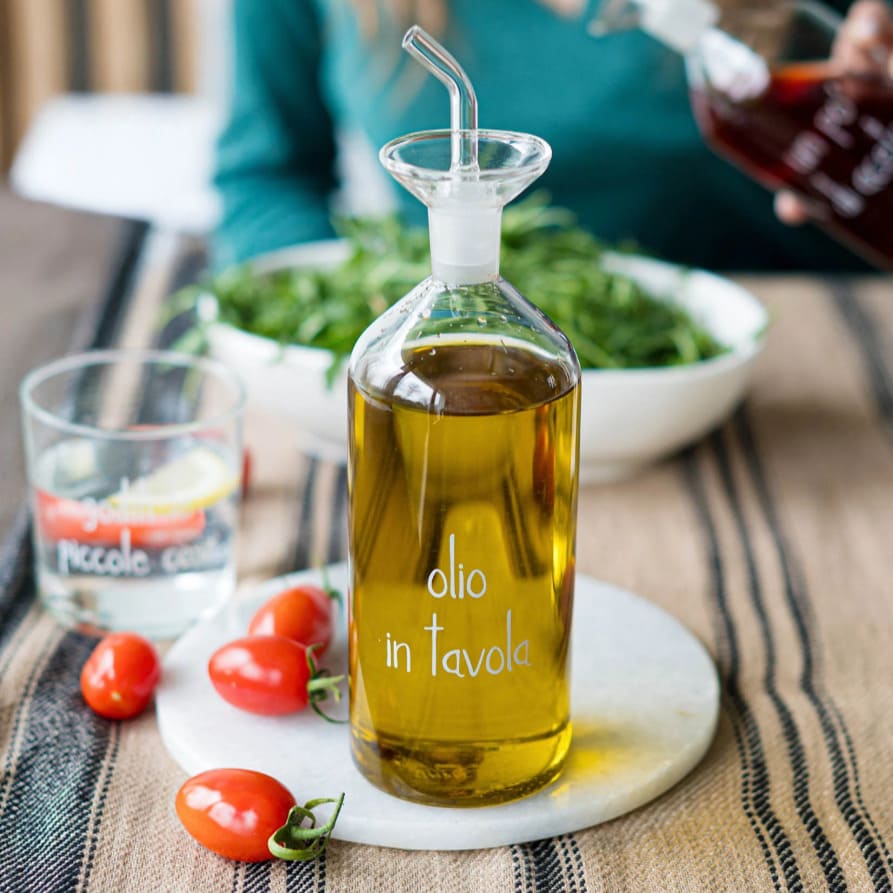 Oliera Simple Day in vetro borosilicato "Olio in tavola" con beccuccio salvagoccia. Elegante e funzionale. Acquista su Savino Arte e Design!
