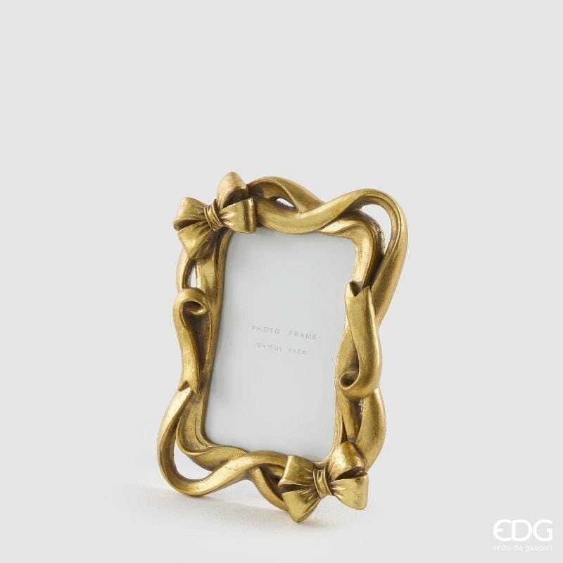 Portafoto rettangolare oro con fiocchi EDG per foto 10x15 cm. Cornice scultorea d'ispirazione neoclassica e finitura anticata. Acquista su Savino Arte e Design!