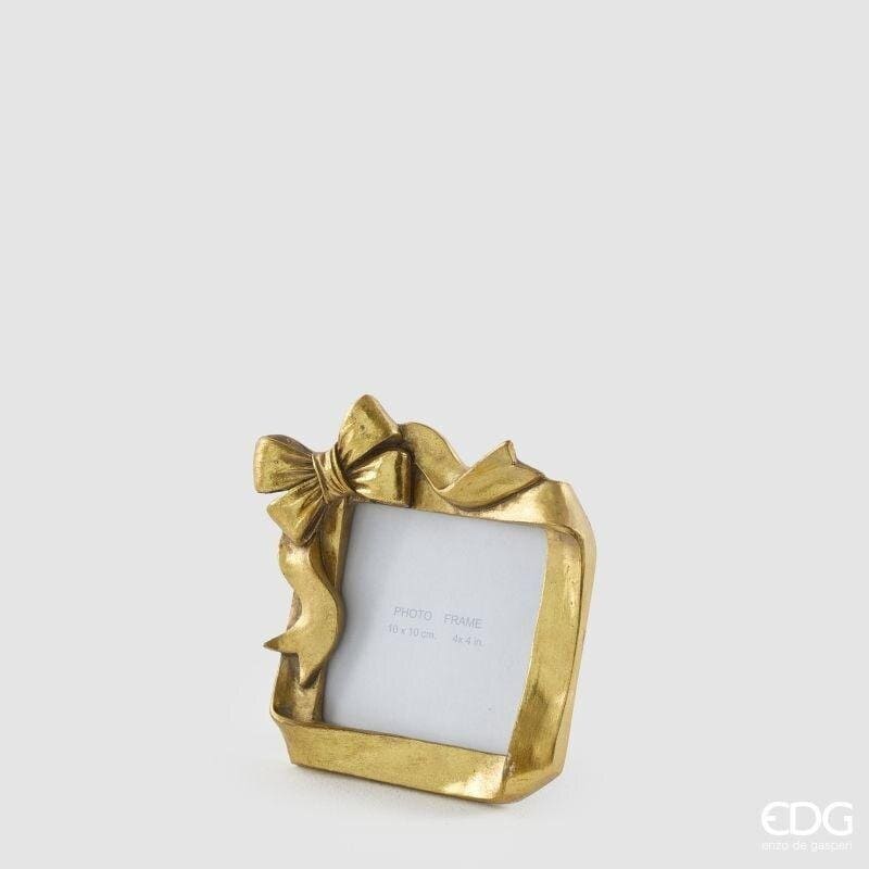 Portafoto quadrato oro con fiocco EDG per foto 10x10 cm. Cornice sagomata d'ispirazione barocca e finitura anticata. Acquista su Savino Arte e Design!