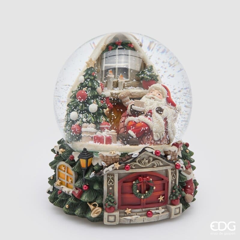 Sfera con neve EDG altezza 20 cm con Babbo Natale al camino. Dotata di musica e movimento. Acquista la magia del Natale su Savino Arte e Design!