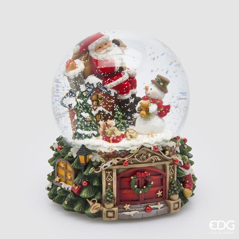 Sfera con neve EDG altezza 20 cm con Babbo Natale sul tetto e pupazzo di neve. Musica e movimento. Acquista la magia del Natale su Savino Arte e Design!