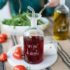 Acetiera Simple Day in vetro borosilicato "Un po' di aceto" con beccuccio salvagoccia. Elegante e pratica. Acquista su Savino Arte e Design!