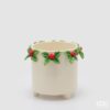 Vaso cilindrico natalizio in ceramica EDG 19cm con decoro agrifoglio a rilievo: eleganza festiva, charme artigianale e dettagli raffinati per la casa.