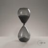 Clessidra decorativa Mascagni 30 cm in vetro grigio fumè trasparente. Elegante complemento d'arredo moderno e idea regalo.
