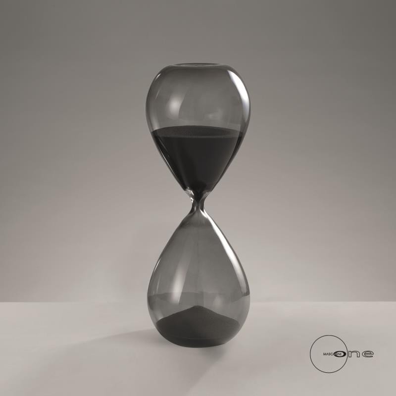 Clessidra decorativa Mascagni 30 cm in vetro grigio fumè trasparente. Elegante complemento d'arredo moderno e idea regalo.