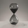 Clessidra decorativa Mascagni 38 cm in vetro grigio fumè. Imponente scultura da terra e tavolo, perfetto oggetto d'arredo. Acquista su Savino Arte e Design!