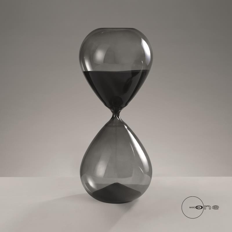 Clessidra decorativa Mascagni 38 cm in vetro grigio fumè. Imponente scultura da terra e tavolo, perfetto oggetto d'arredo. Acquista su Savino Arte e Design!