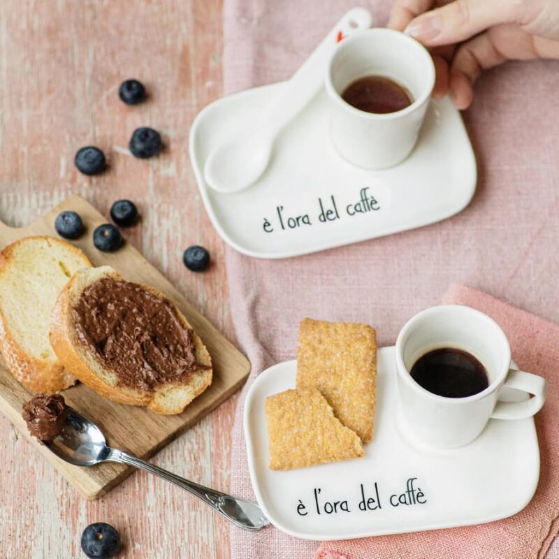 Set 2 piattini Simple Day in gres "È l'ora del caffè". Design rettangolare salvaspazio per tazzine e biscotti. Acquista su Savino Arte e Design!