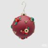 Sfera di Natale EDG 10 cm in vetro bordeaux opaco con bolle tridimensionali rosse, verdi e dorate. Dettaglio raffinato. Acquista su Savino Arte e Design!