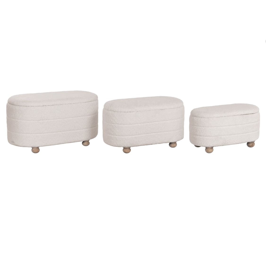 Set di 3 cassapanche pouf contenitore ovali in tessuto bouclé bianco panna con piedini in legno. Soluzione salvaspazio per il salotto.