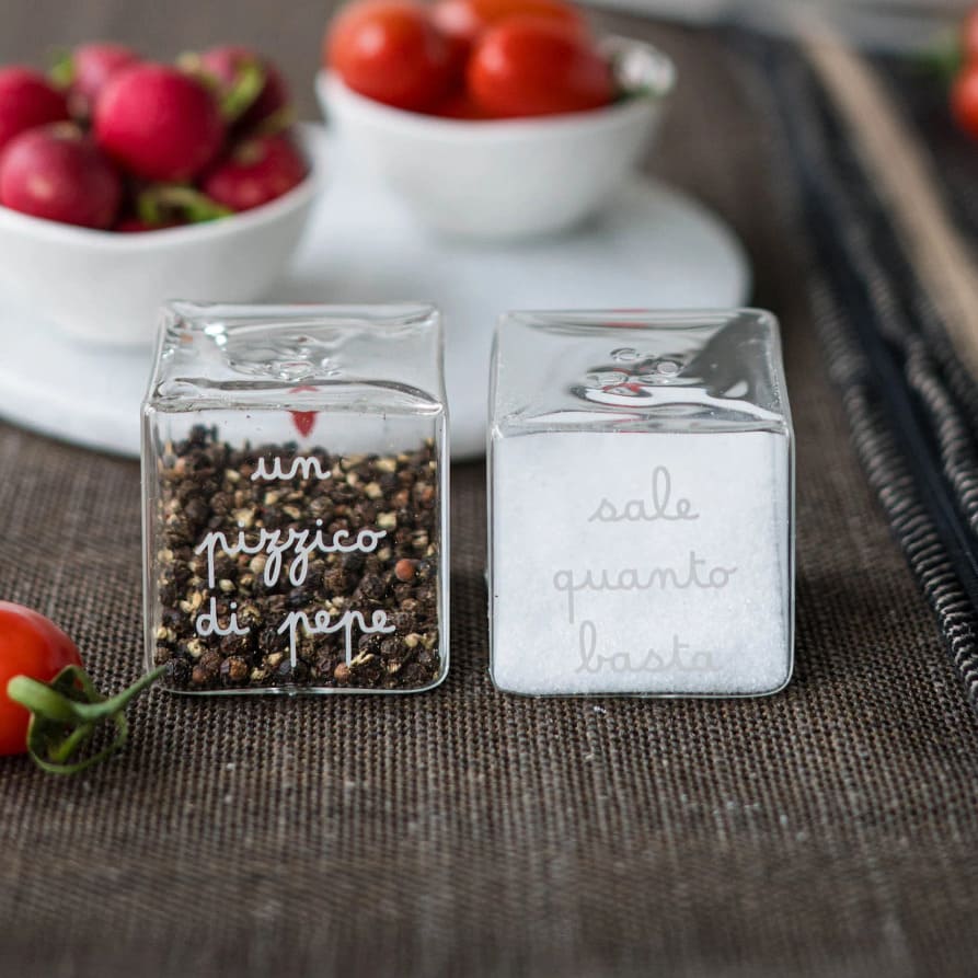Set sale e pepe Simple Day in vetro borosilicato "Sale quanto basta" e "Un pizzico di pepe". Design cubico e moderno. Acquista su Savino Arte e Design!