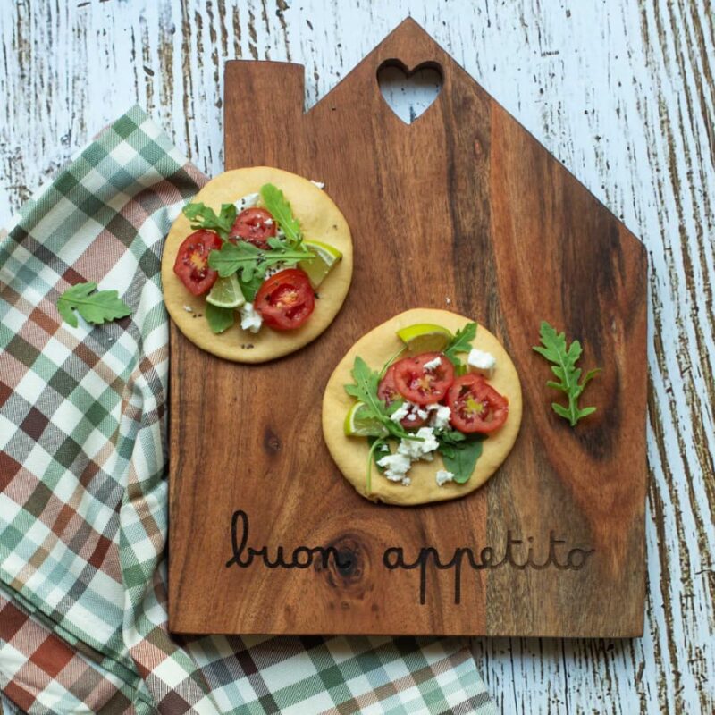 Tagliere Simple Day a forma di casetta in legno con scritta "Buon appetito". Perfetto per aperitivi e servire in tavola. Acquista su Savino Arte e Design!