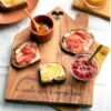 Tagliere Simple Day a forma di casetta "In questa casa si mangia bene". Ideale per aperitivi e colazione. Acquista su Savino Arte e Design!