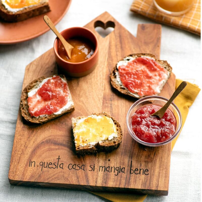 Tagliere Simple Day a forma di casetta "In questa casa si mangia bene". Ideale per aperitivi e colazione. Acquista su Savino Arte e Design!